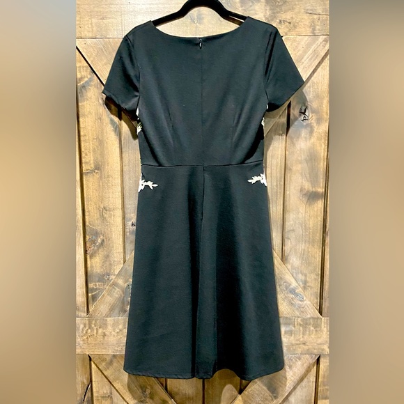Black A-Line Fit and Flare Floral Embroidered Dress Sz 8 - Picture 2 of 15